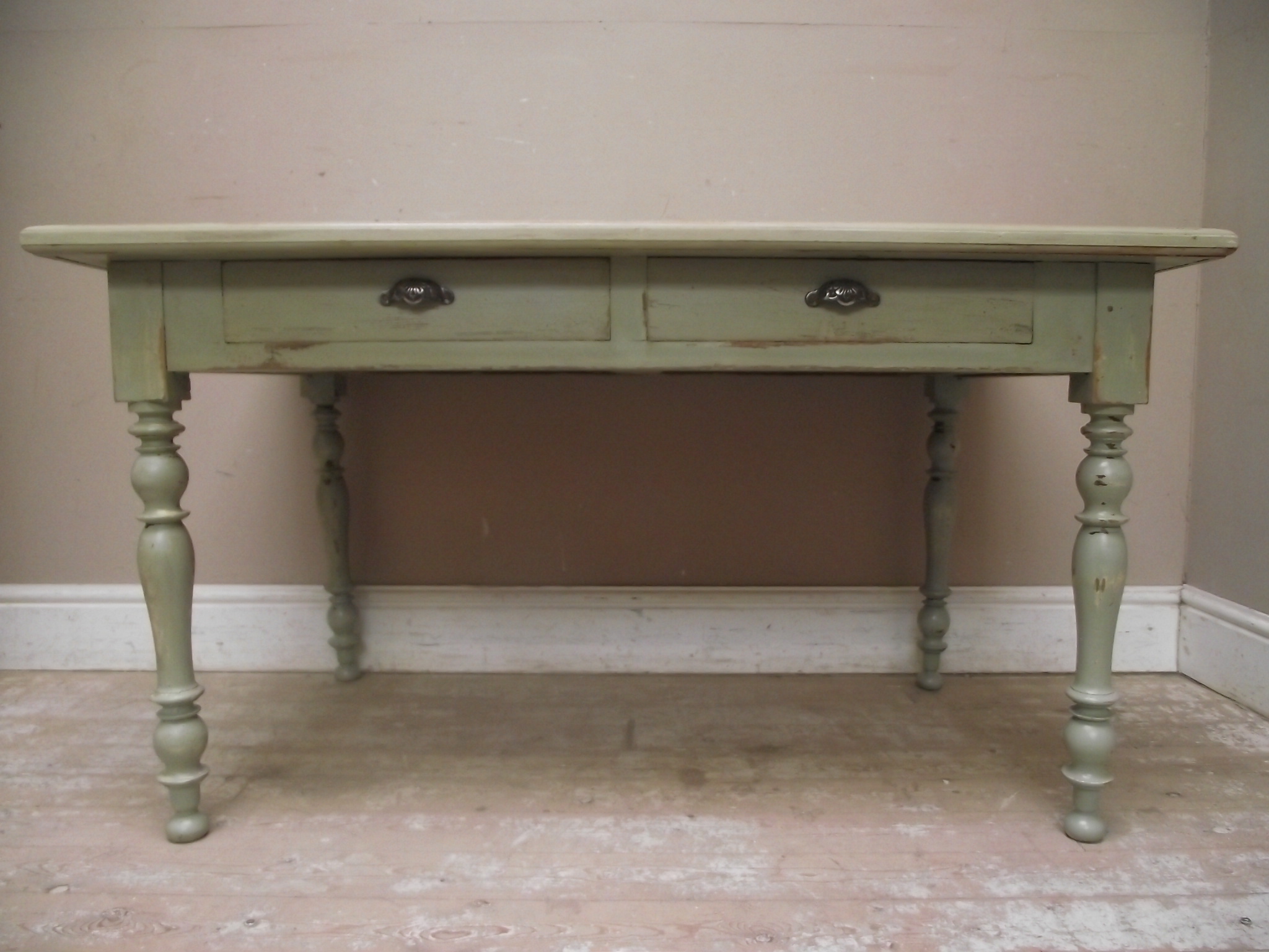 Distressed_table_French_style