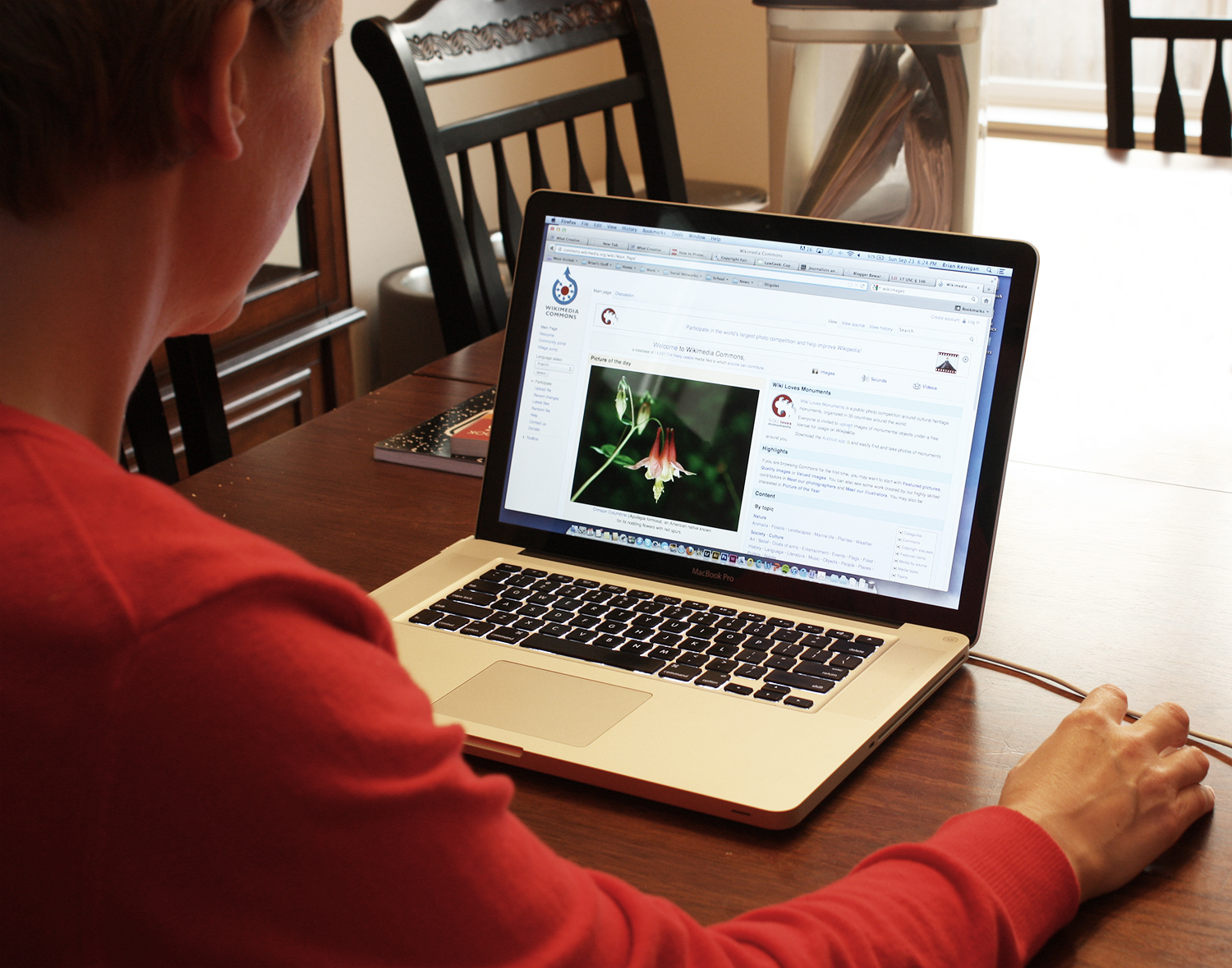 Woman_using_computer