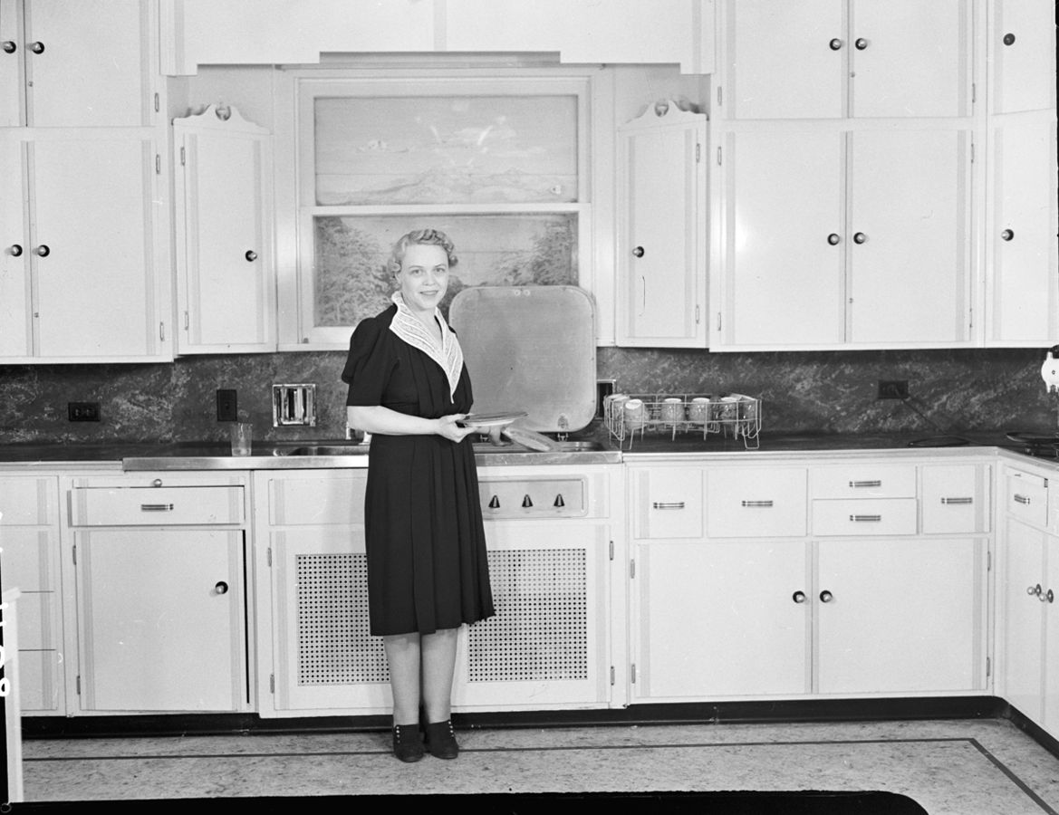 Woman_in_kitchen,_1939